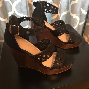 Shoedazzle black wedges